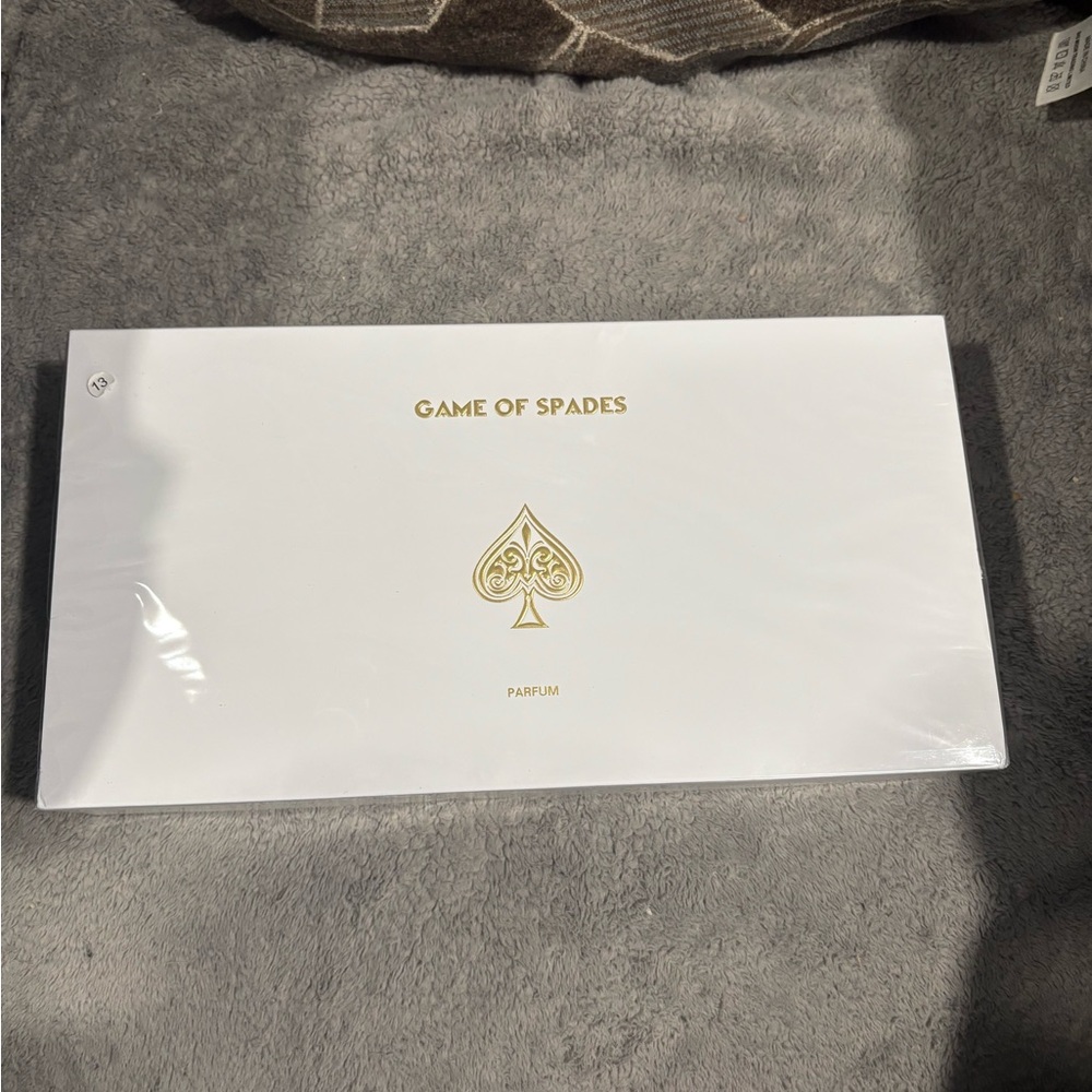 Game of Spades Premium Card Set - White and Gold AT-2/13